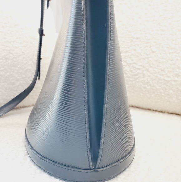 Black Epi Louis Vuitton Purse - Picture 7 of 17